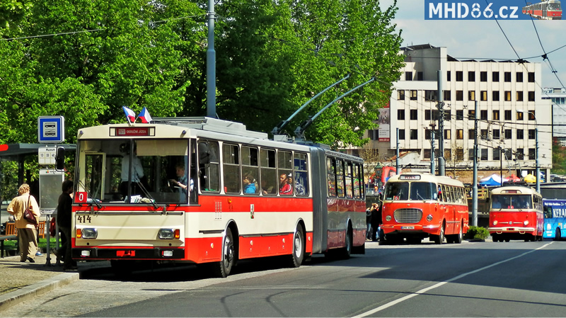 Setkání trolejbusů Škoda 15Tr, Škoda 9Tr a autobusu Škoda 706 RTO v zastávce Muzeum