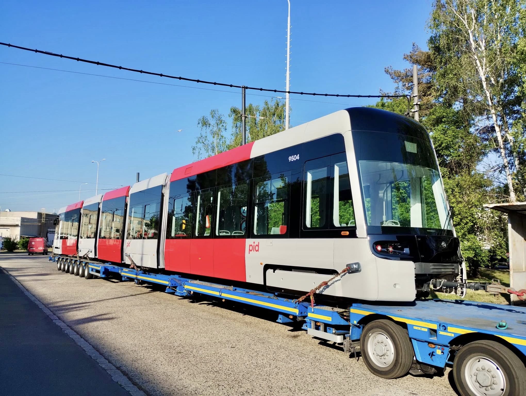 V Praze už je druhá tramvaj Škoda 52T